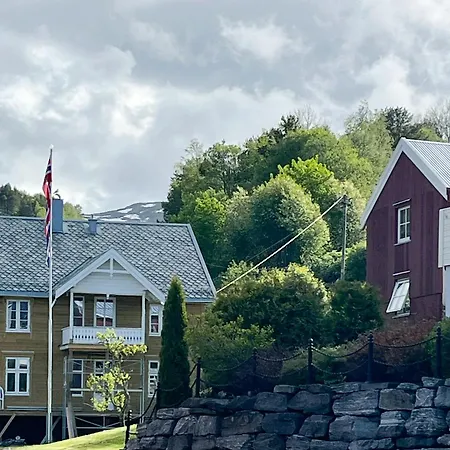 Charming & Modern Seaside House In Valsøyfjord