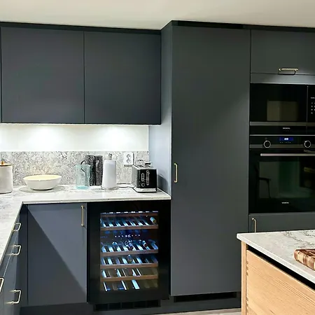 Charming & Modern Seaside House In 度假居 *