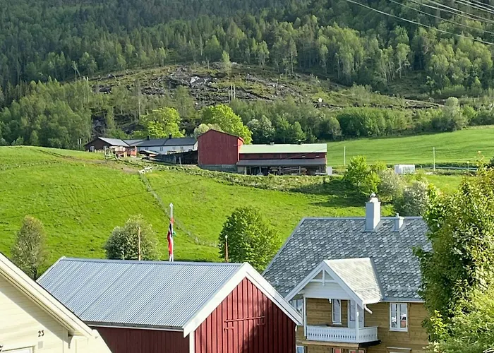 Charming & Modern Seaside House In Valsøyfjord