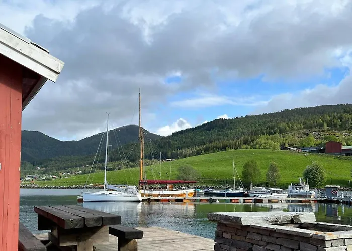 Charming & Modern Seaside House In Valsøyfjord
